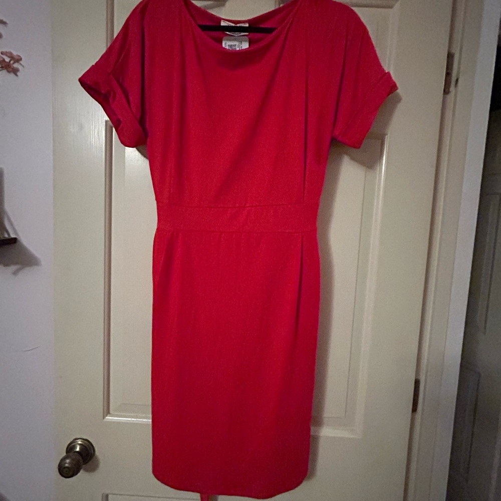Chic Scarlet Midi Dress